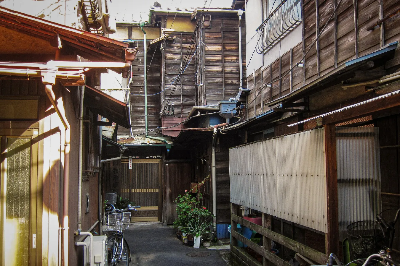 ▲墨田区東向島のドンツキ。戦時の空襲から免れた、築100年の木造住宅に囲まれたドンツキは、昭和のドラマのセットさながらです。
