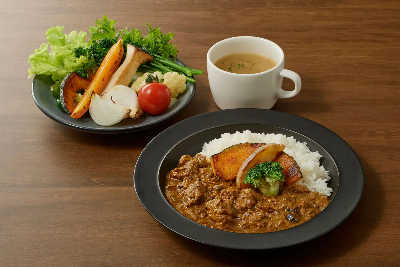 ▲「里山のスパイシーチキンカレー」（1,800円）