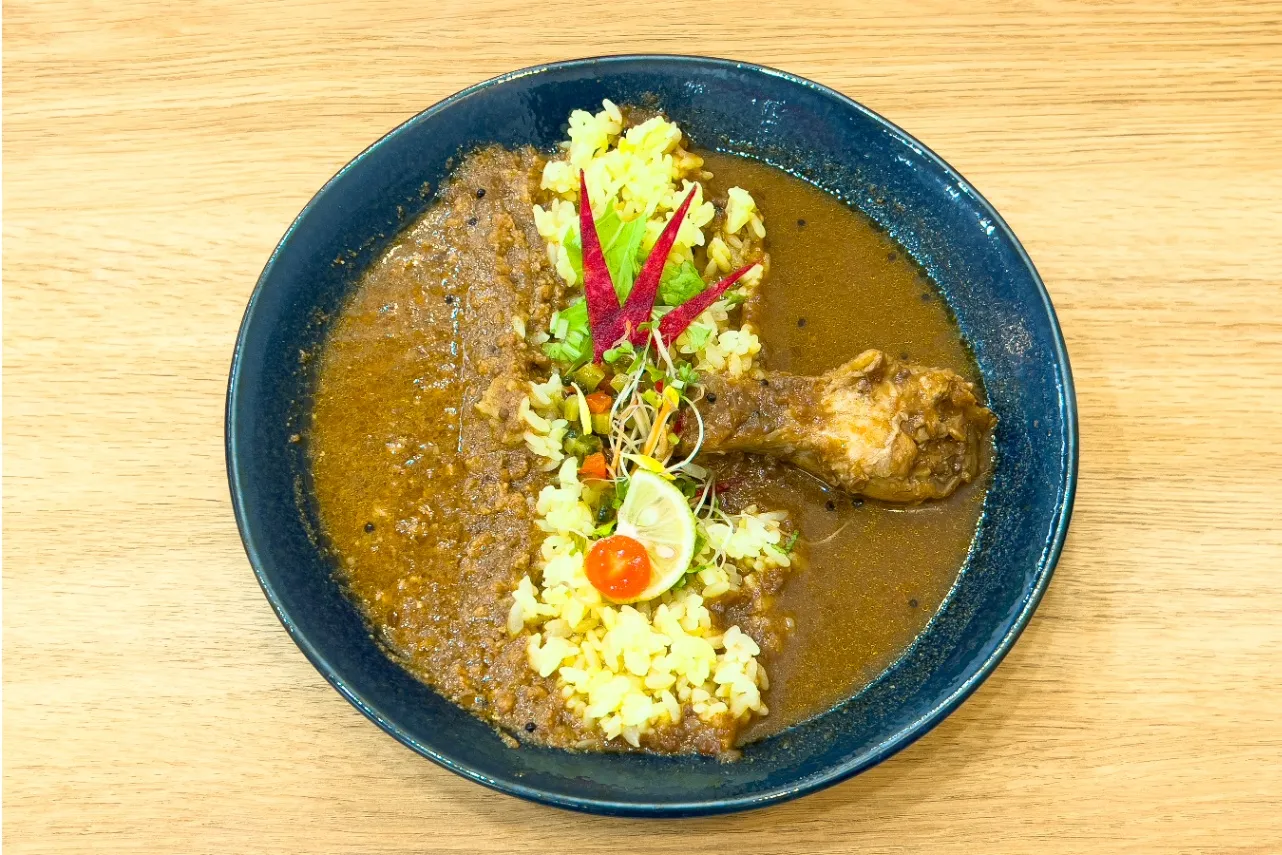 ▲「あいがけカレー（ほろほろチキンカレー＆ポークジンジャーカレー） 」（1,200円）＋「ジョロキアキーマ」（200円）