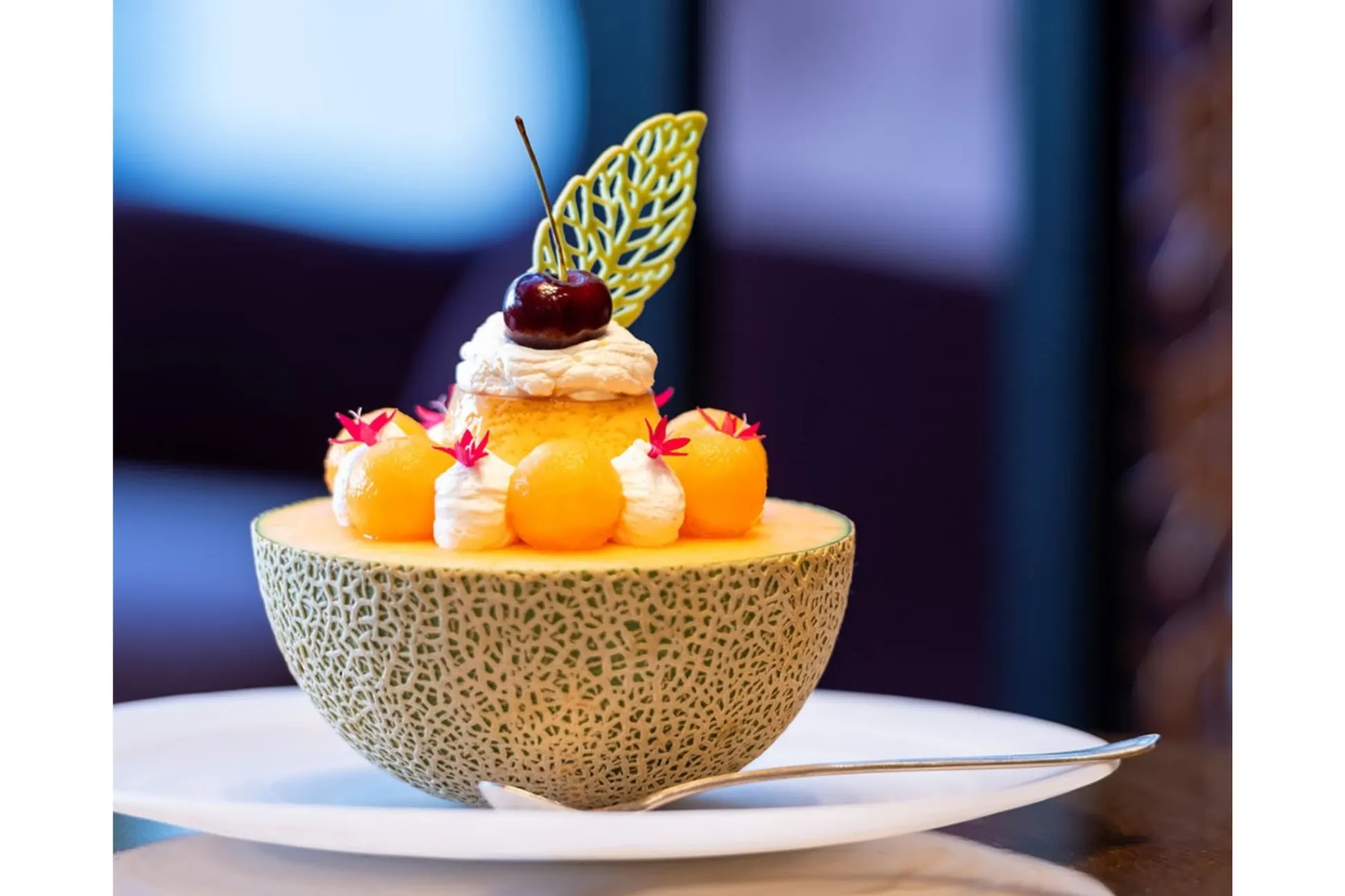 メロン半玉使用！贅沢フルーツパフェが登場「ホテル ザ
