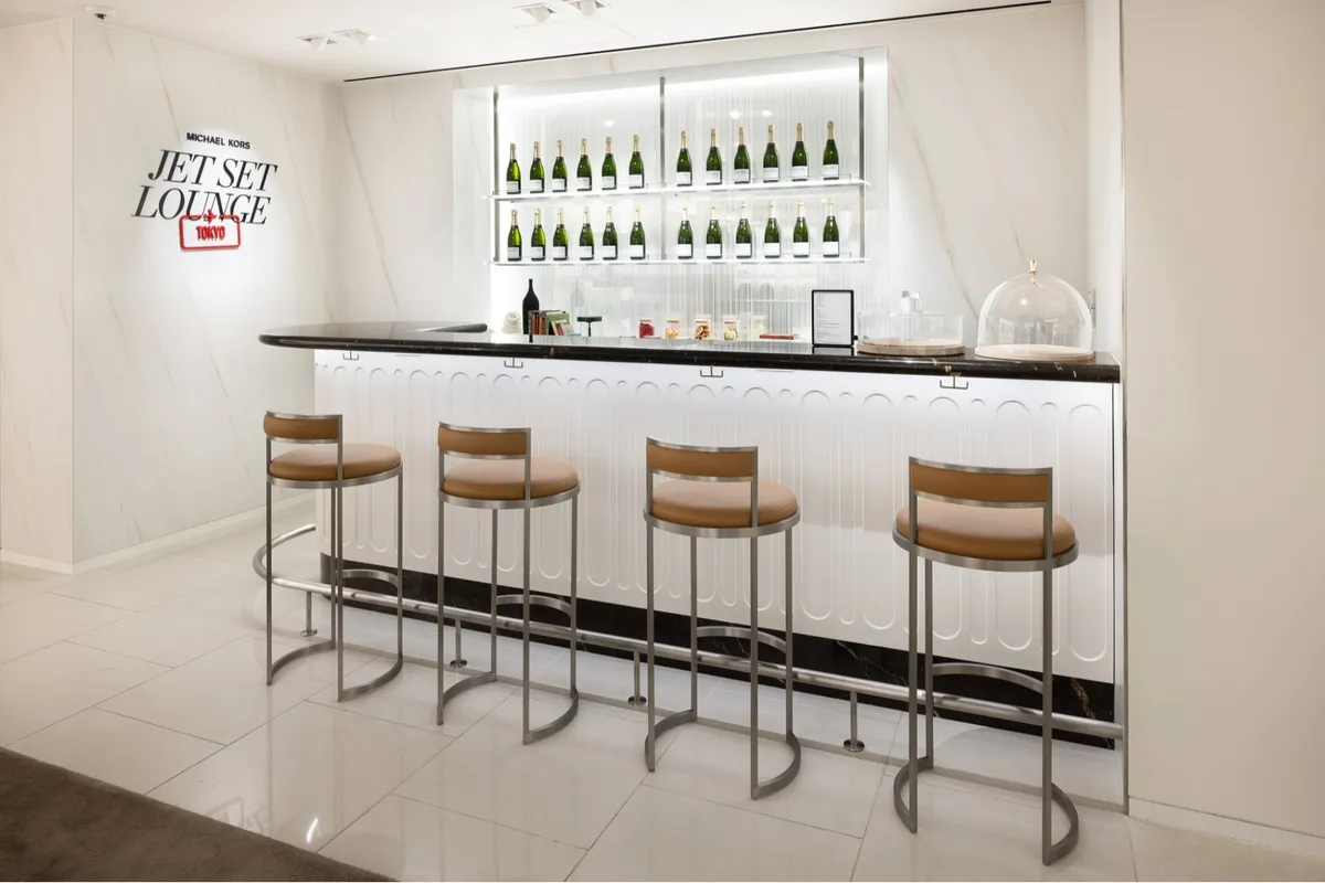 銀座の新スポット！マイケル・コースカフェを楽しむ方法