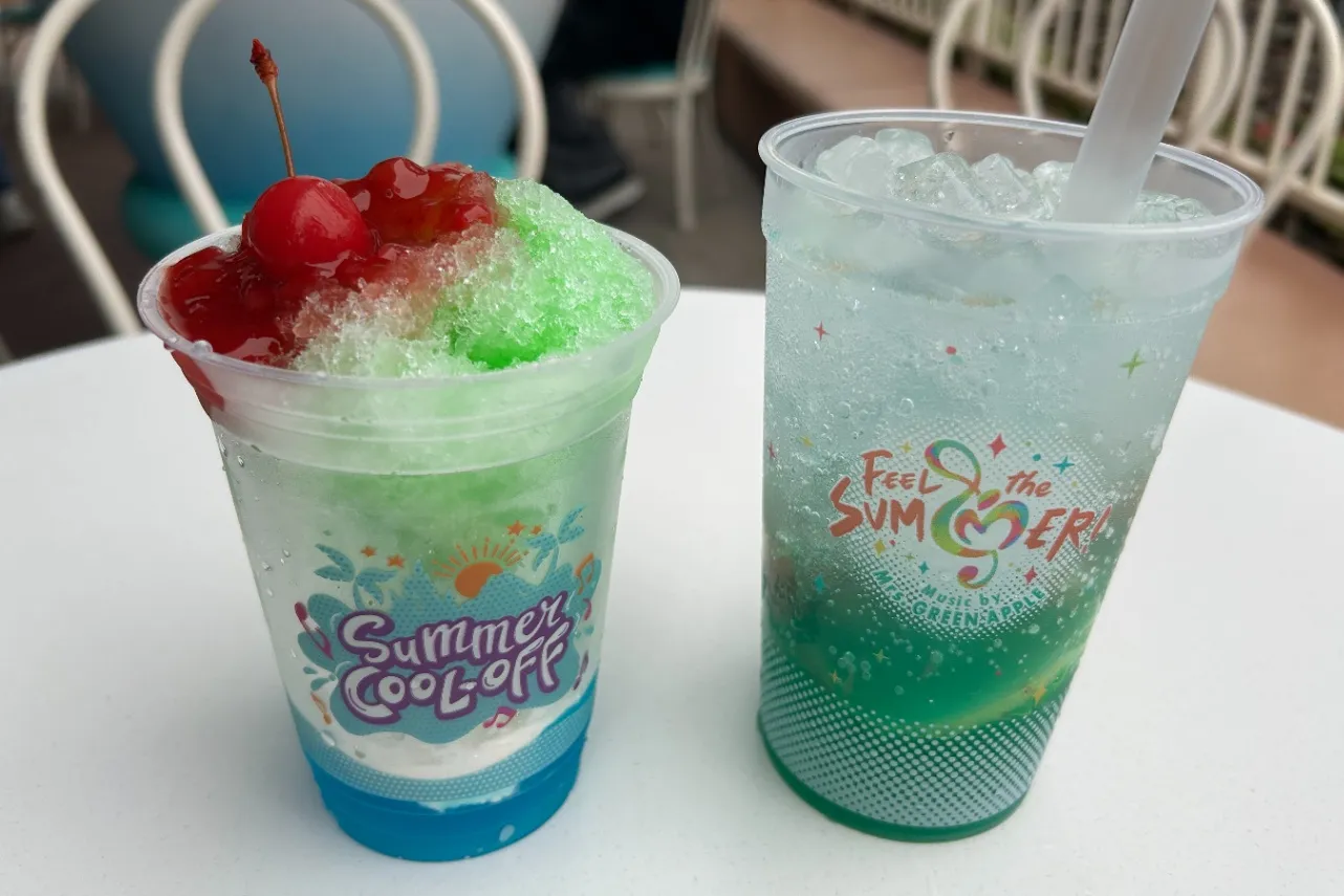 ▲写真左「シェイブアイス（メロンシロップ、ストロベリー、ホイップ）」（600円）,写真右「スパークリングドリンク（シトラス＆マスカット）」（880円）