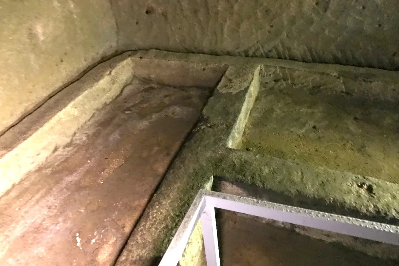 ▲15号墓。遺体を安置するための棺座は造り付けでなく、全てくり抜いて造られています