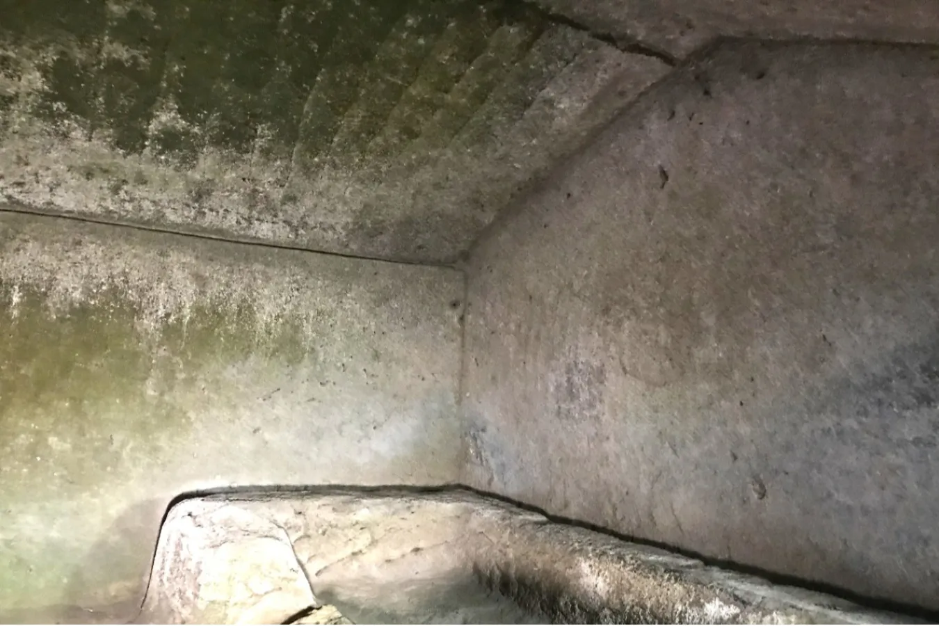 ▲11号墓の内部