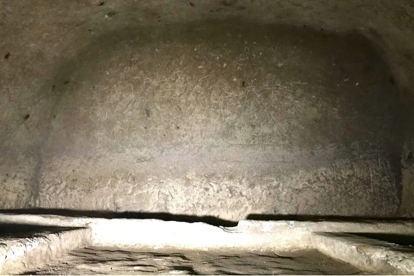 ▲たくさんの線刻画が描かれている13号墓の内部