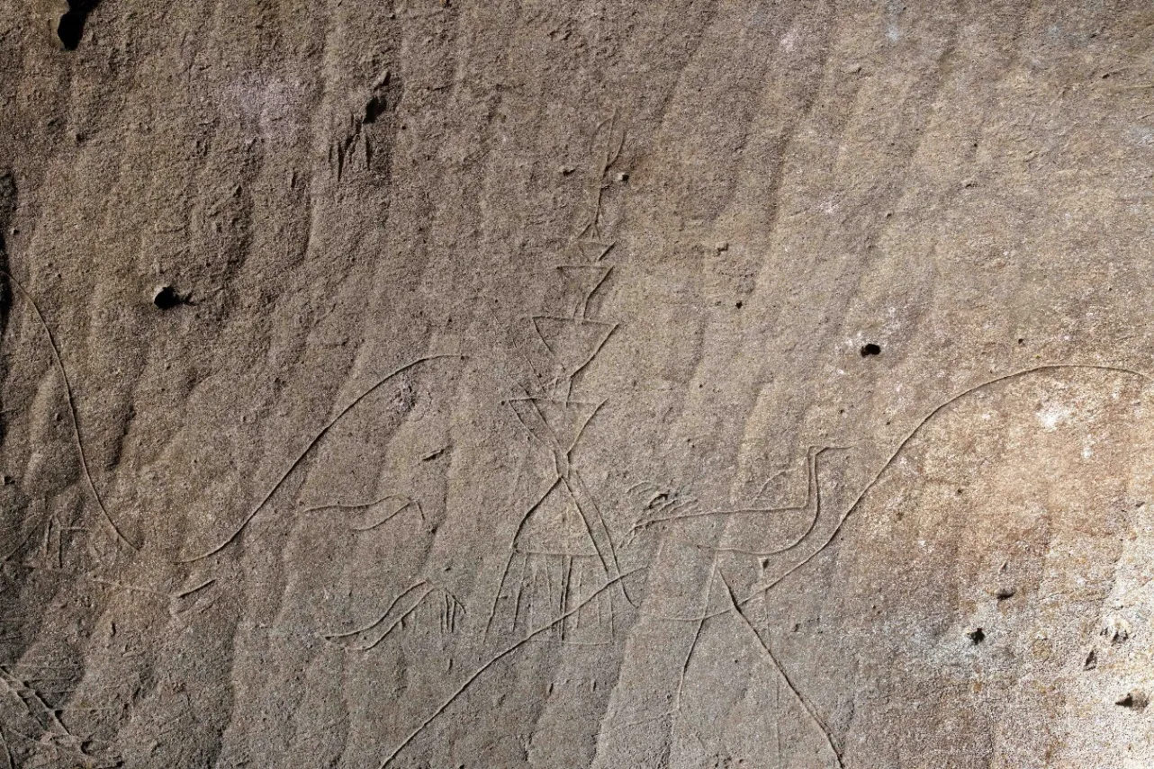 ▲右側壁には五重塔のような線刻画もあります／写真提供：長柄町教育委員会生涯学習課