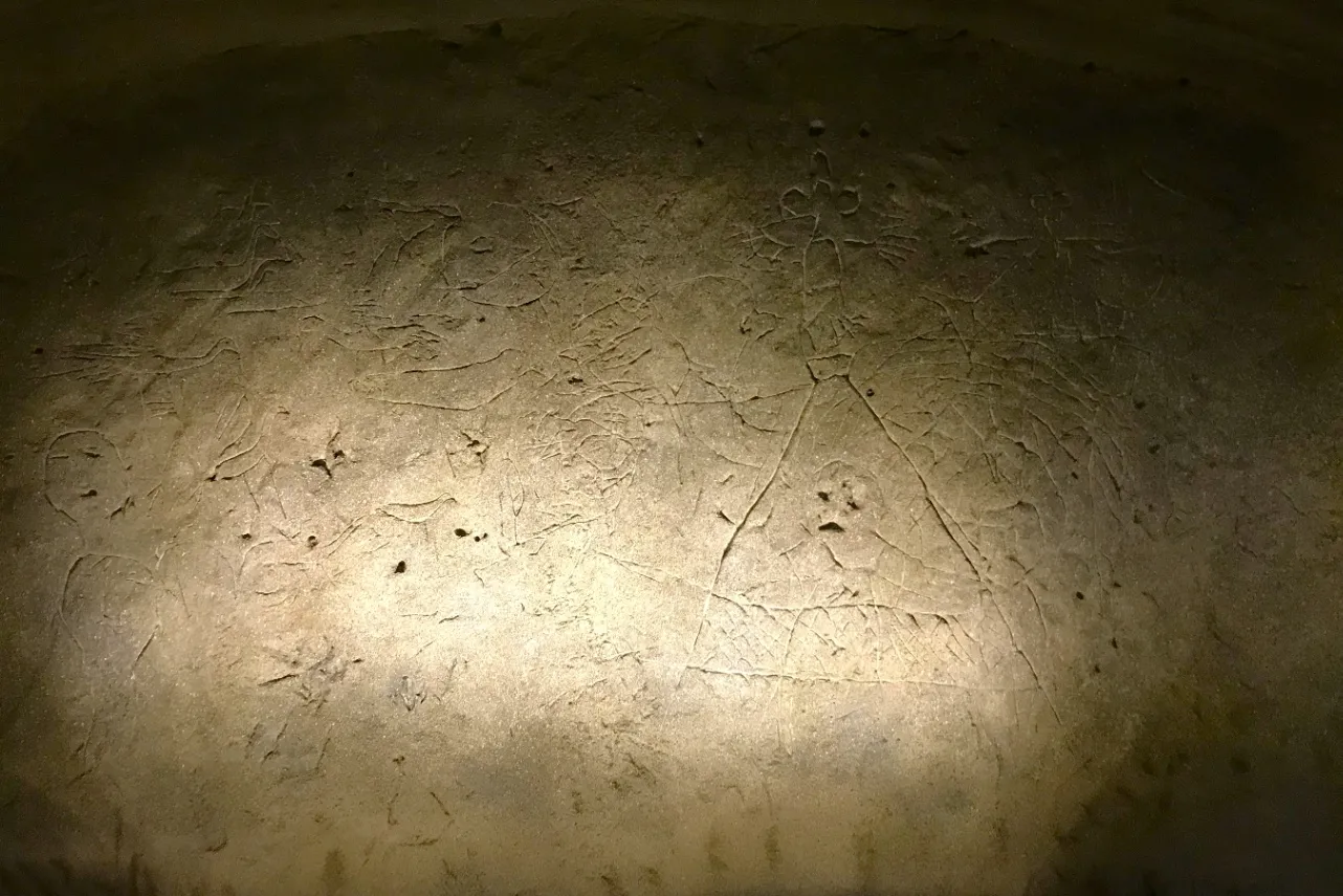 ▲資料館に展示されている13号墓の内部レプリカ。本物と比べてもかなり精巧に作られています