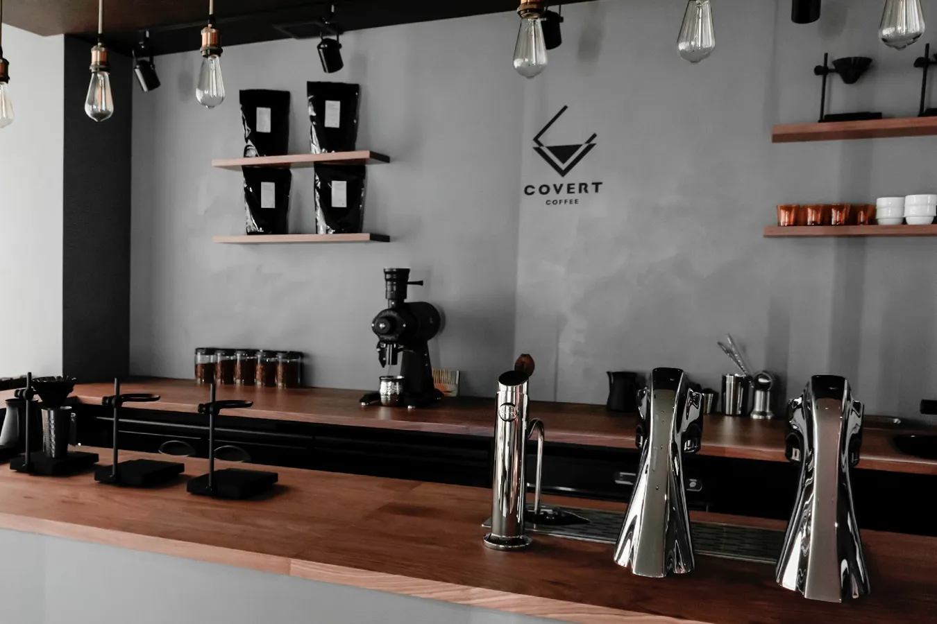 ▲各路線が通る新宿駅からは地下道で雨に濡れることなく約1分～3分でアクセスできる