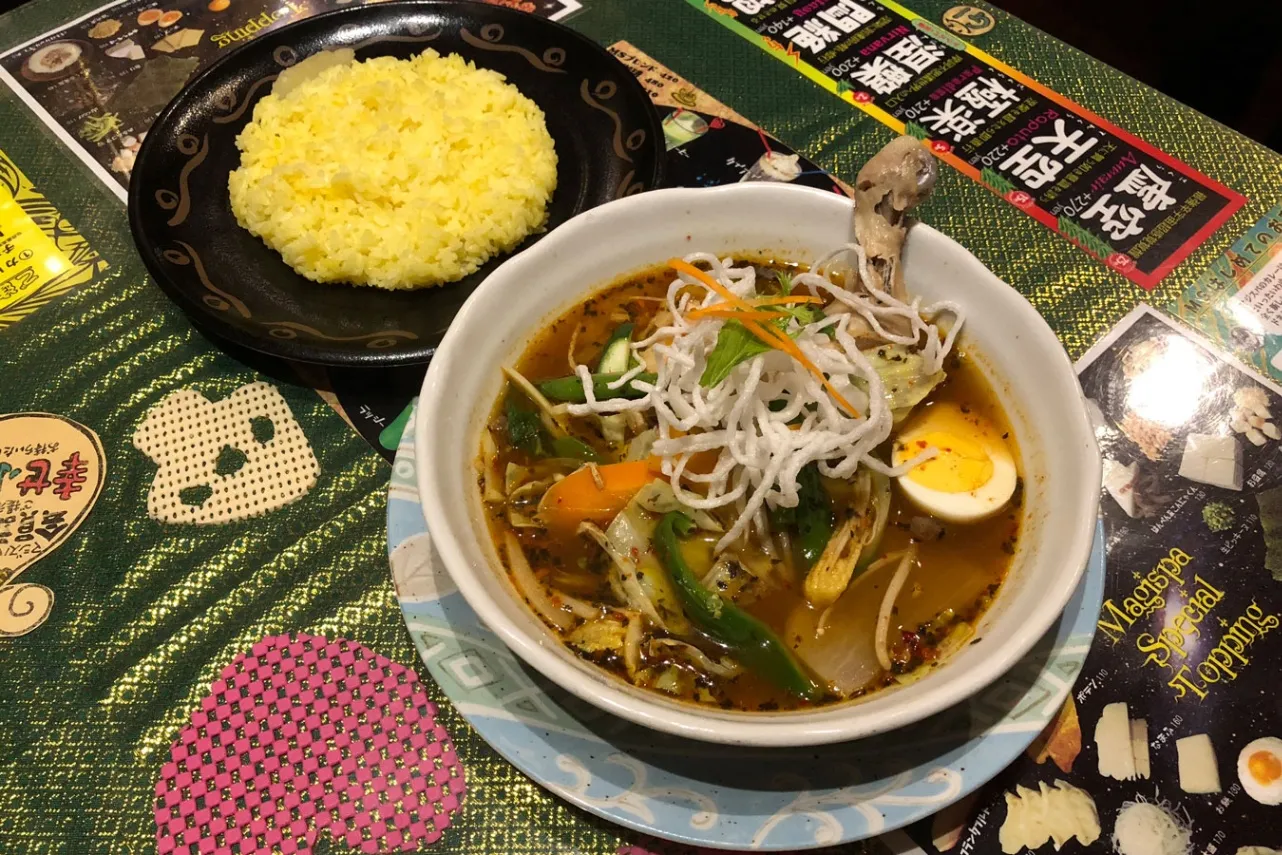 ▲「チキンカレー」（1,300円）の「涅槃」（＋260円）写真提供：マジックスパイス東京下北沢店