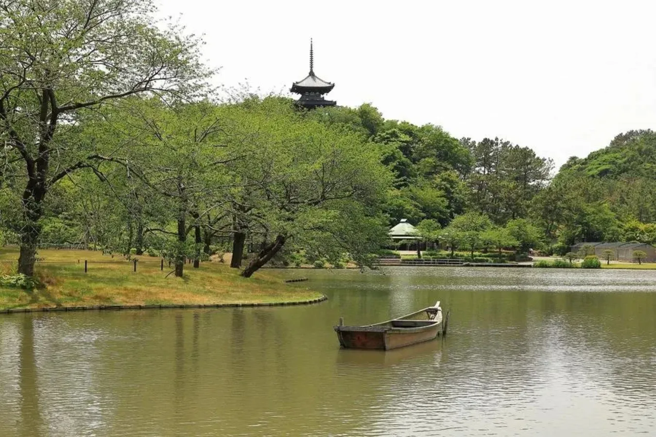 ▲大池と三重塔