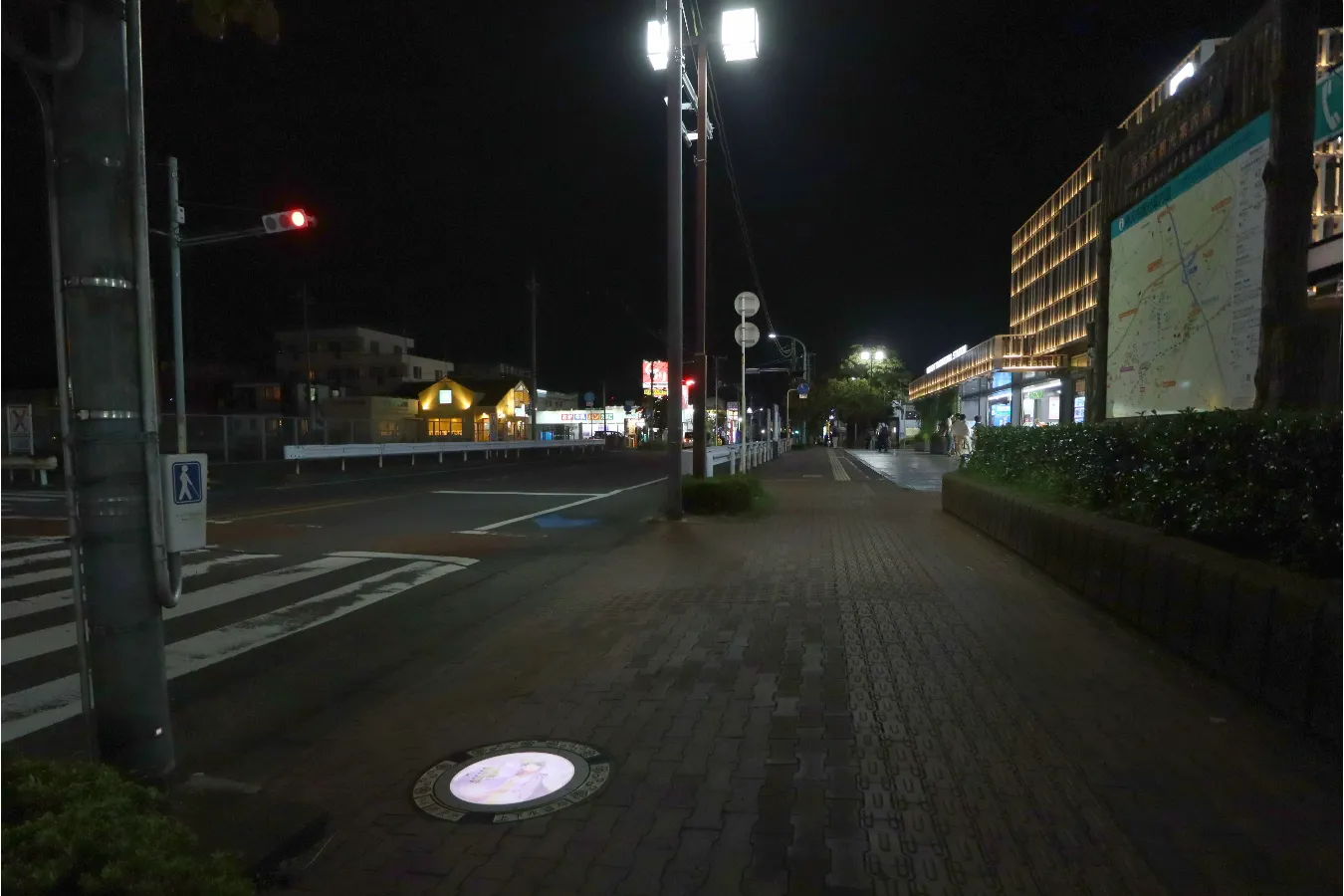 東所沢駅前で光るイルミネーションマンホール