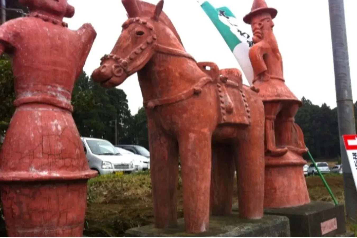 ▲道路の脇に突如現れる埴輪モニュメント