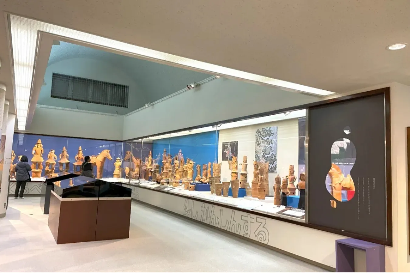 ▲芝山古墳群や周辺の古墳などから出土した埴輪がたくさん並ぶ