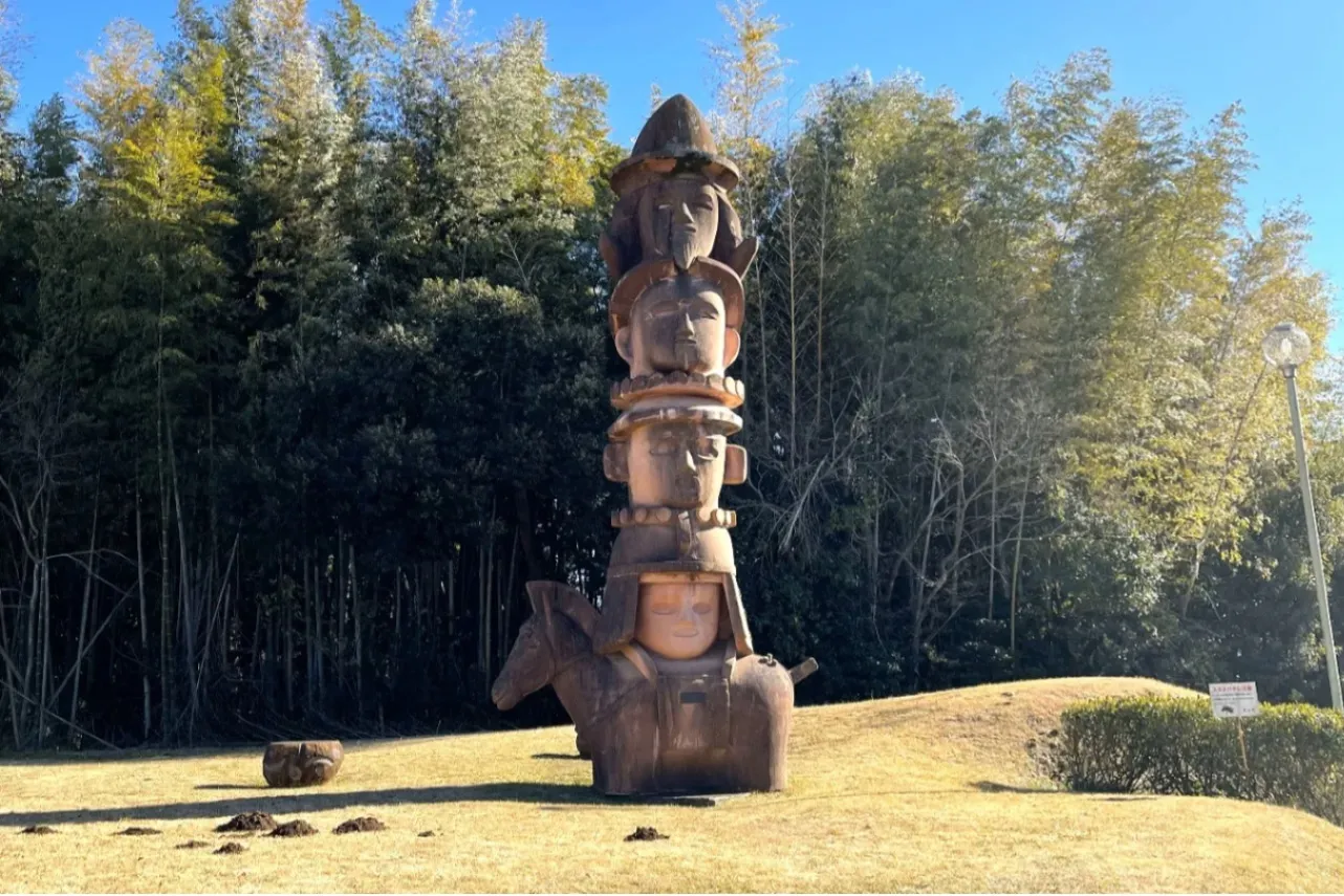 ▲博物館の近くにある埴輪トーテムポール