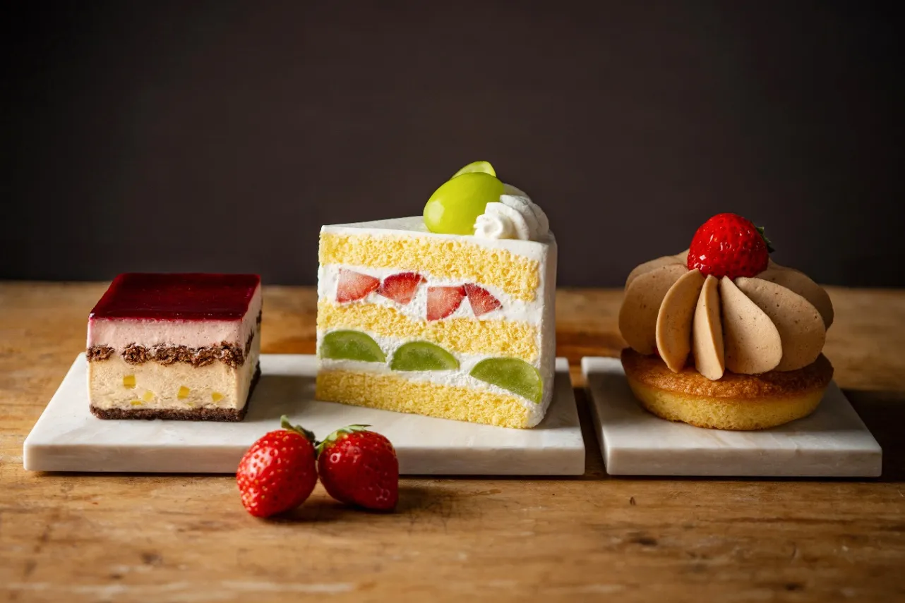 ▲左から「カシスとマロンのストロベリームースケーキ」「いちごとマスカットのショートケーキ」「いちごとマロンクリームのタルト」