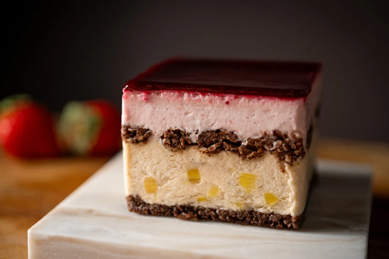 ▲「カシスとマロンのストロベリームースケーキ」