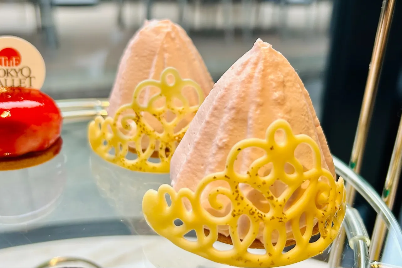 ▲ティアラをイメージしたホワイトチョコがトッピングされた「金平糖の精・バレリーナのケーキ」（撮影：レッツエンジョイ東京編集部）