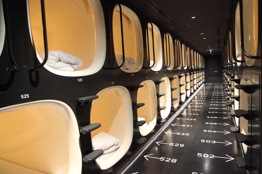 新宿周辺で終電逃したら…4,900円〜の進化系カプセルホテルが超スタイリッシュで上がる！