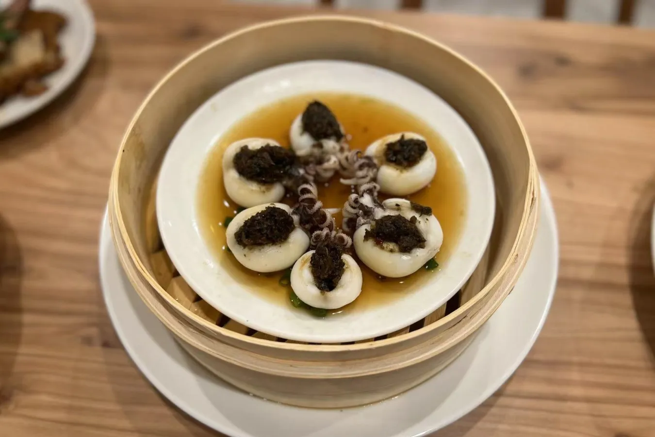 ▲「干菜醤墨魚仔（イカと干し野菜醤油蒸し）」（1,000円）