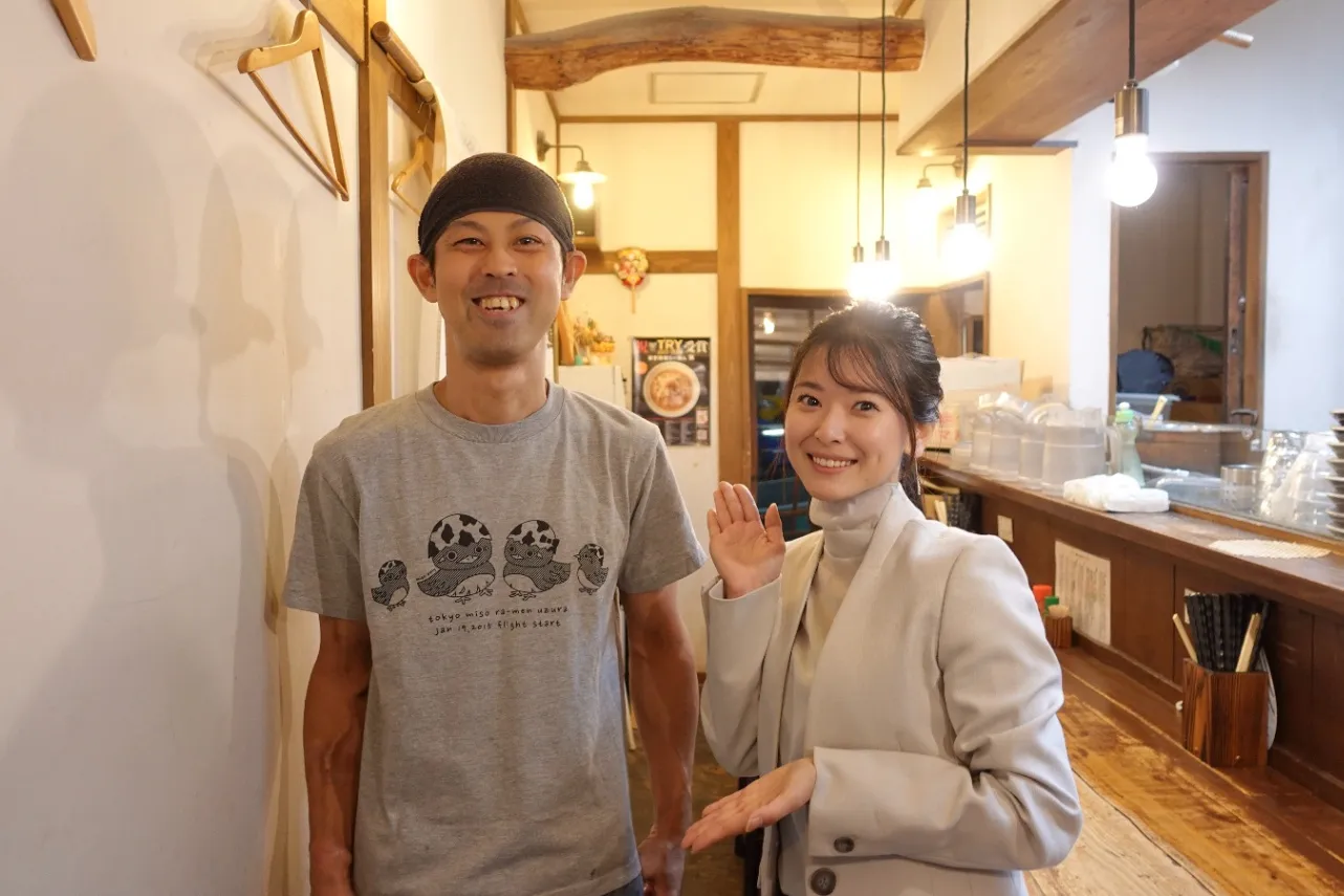 ▲店主の近藤龍臣さん（左）、筆者（右）