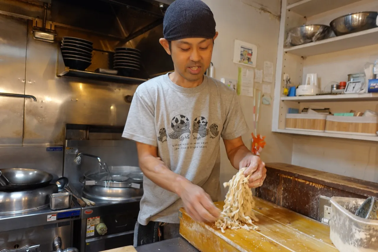 ▲カウンター越しに見える手揉みの風景。この臨場感もたまりません