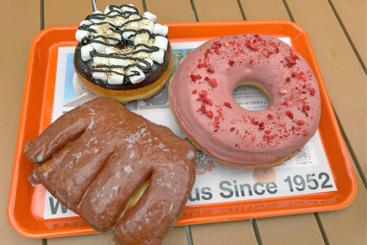 ▲左下から時計周り「ベアクロー」「スモアズレイズド」「ストロベリーチョコレートテキサスグレイズド」（撮影：レッツエンジョイ東京編集部）