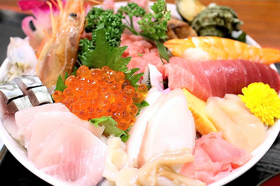 オトナの街・鶯谷に行列が！？1,050円で高級魚介15種類以上が楽しめる爆盛り海鮮丼が神々しすぎた