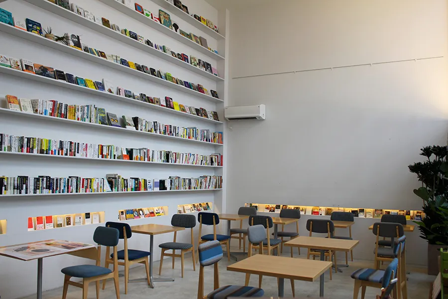 高さ5mの棚に並ぶ本が圧巻！内緒にしたいオシャレなブックカフェ「Hama House」を知ってる？