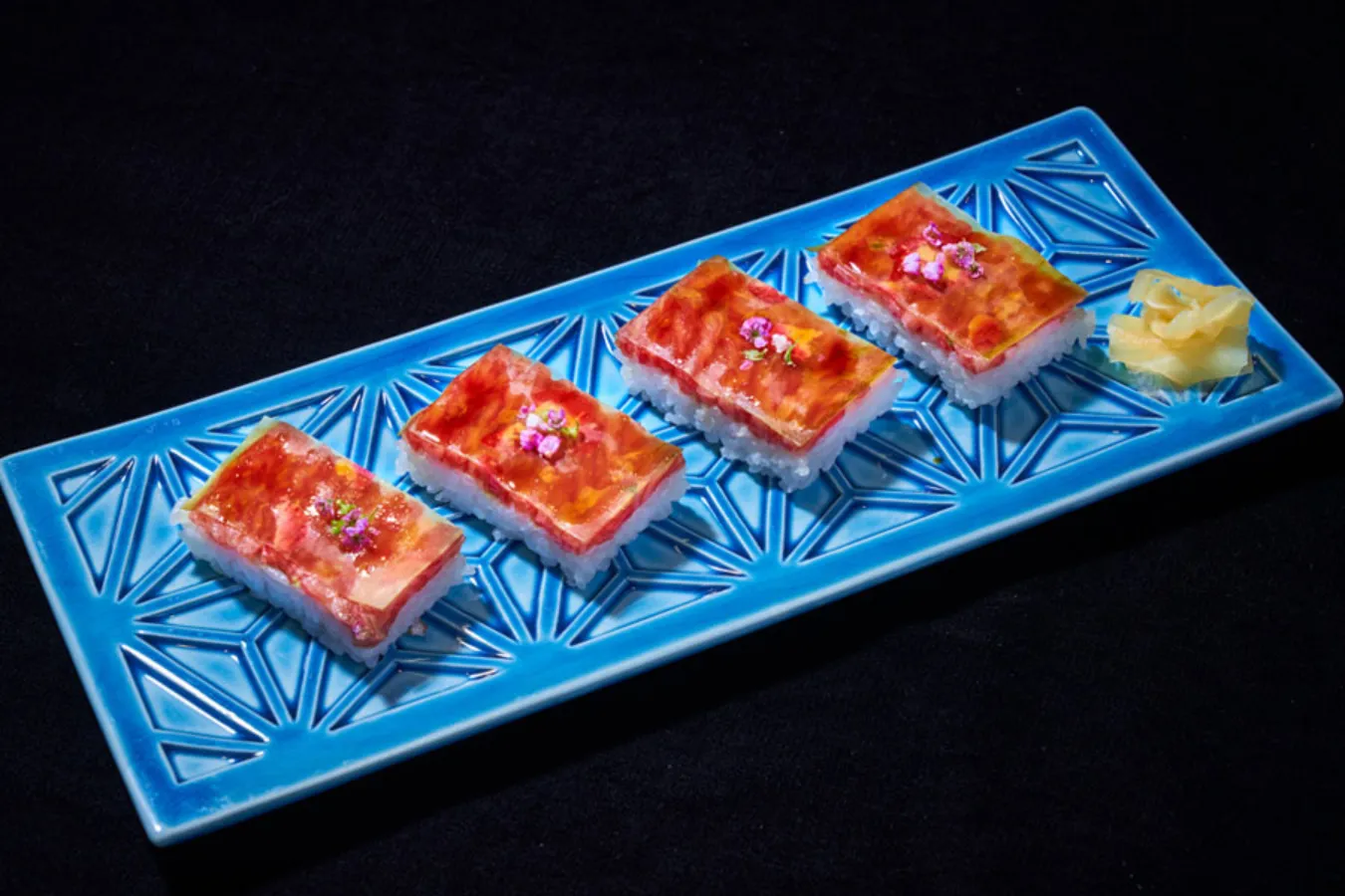 ▲「和牛ユッケ押し寿司 白昆布乗せ」（1,680円）