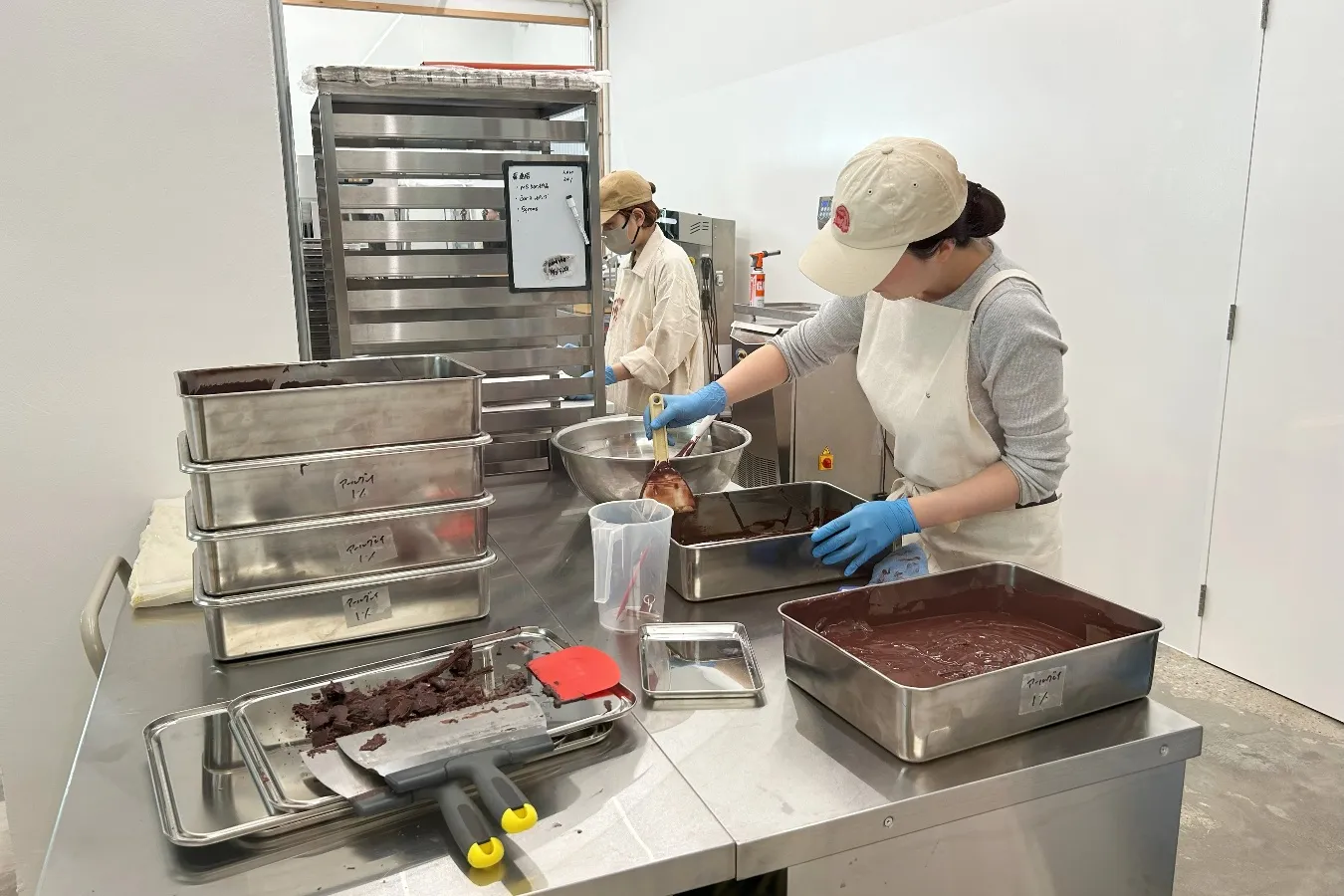 ▲チョコレートをブロック状に固めている様子（撮影：レッツエンジョイ東京編集部）