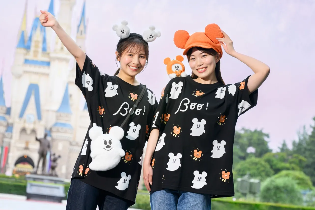 ▲「Tシャツ」(4,500円)、「カチューシャ」(2,600円)、「ショルダーバッグ」(3,300円)、「キャップ」(3,600円)、「くっつきぬいぐるみ」(2,300円)、ぬいぐるみコスチューム(各1,400円)※ぬいぐるみコスチュームは全5種類をそろえることができるセットも販売(C)Disney