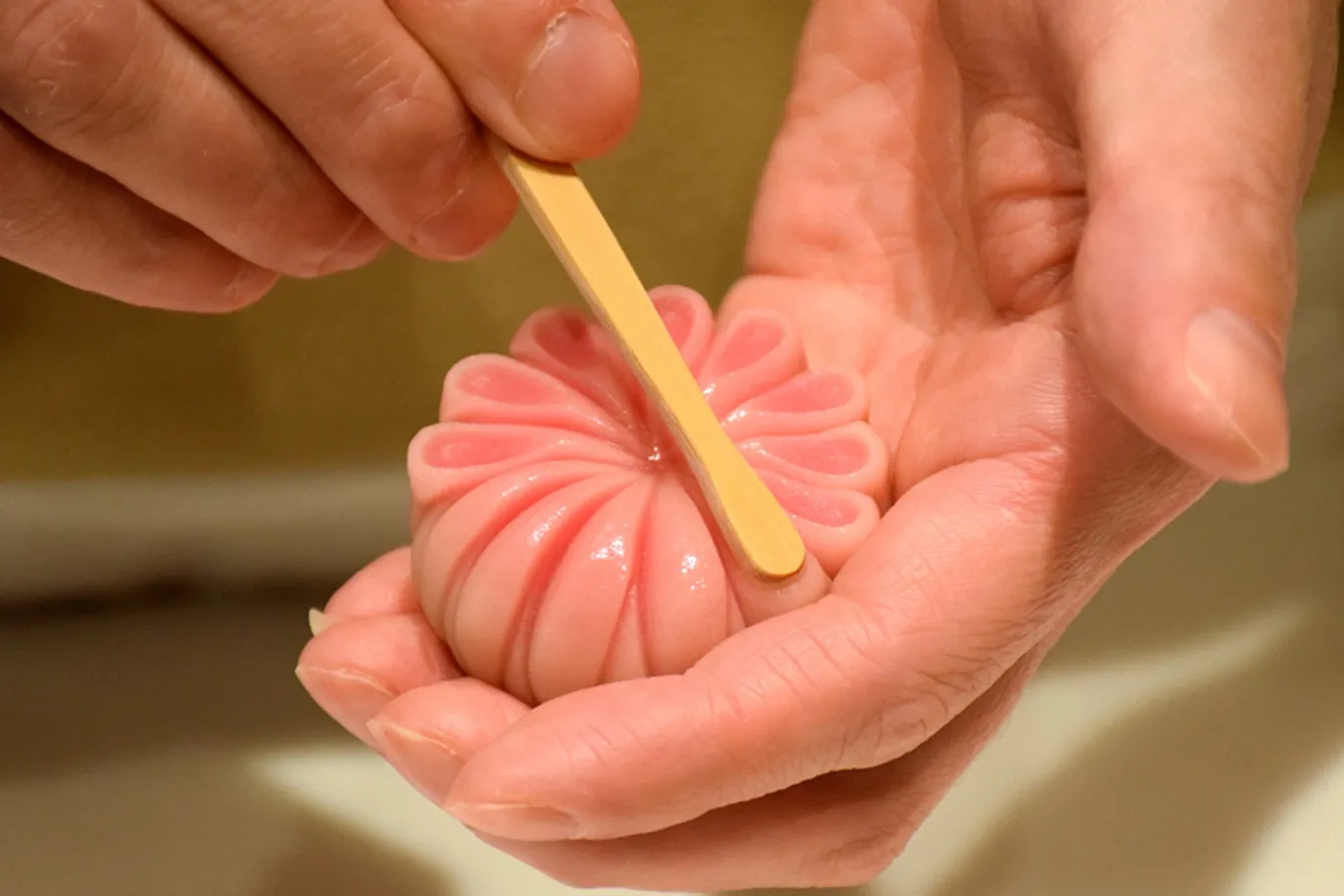 日本橋コレド室町「鶴屋吉信」のカウンターで、和菓子を目の前で作ってもらう感動体験