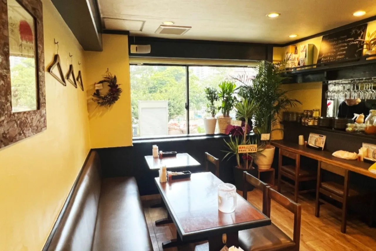 ▲「スパイス欧風カレー PAIKAJI」店内。都心ながら窓の外は緑豊か。心落ち着く空間だ