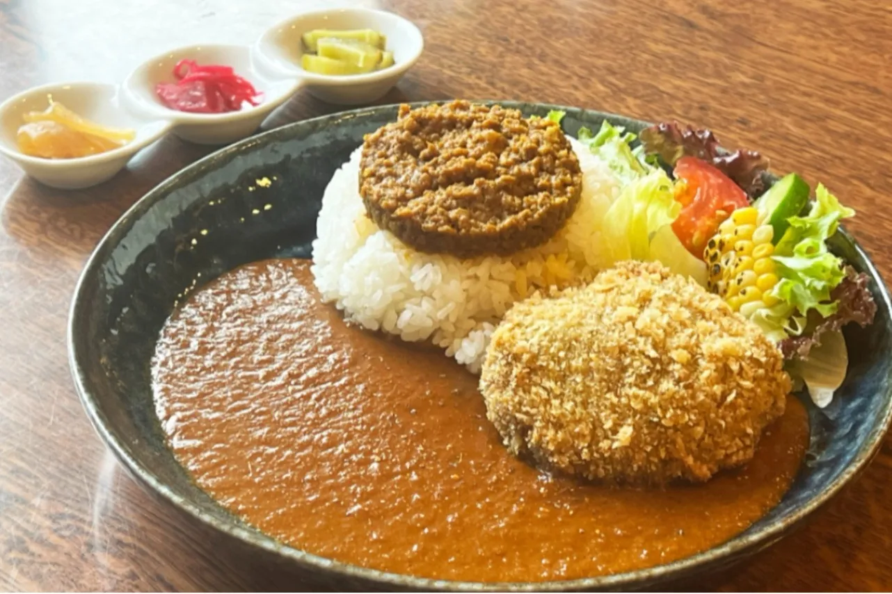 ▲「PAIKAJIカレー（ラムポークキーマ＆ピパーツカレー＋バーグカツ）」（2,000円）