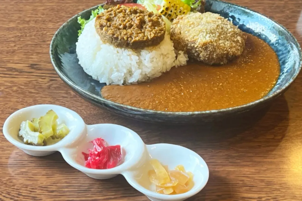 ▲付け合わせのピクルスにはしっかりゴーヤも。この苦さがたまらない！