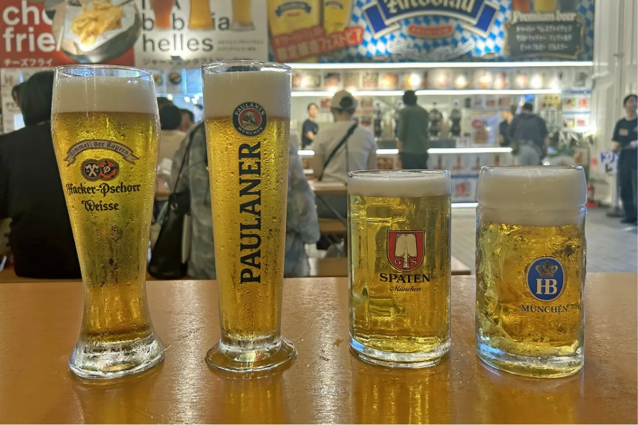▲左からHACKER-PSCHORR「オクトーバーフェストビア」、パウラーナー「オクトーバーフェストビア」、SPATEN「ミュンへナー・ヘル」、ホフブロイ「ホフブロイ オクトーバーフェストビア」(撮影:レッツエンジョイ東京編集部)