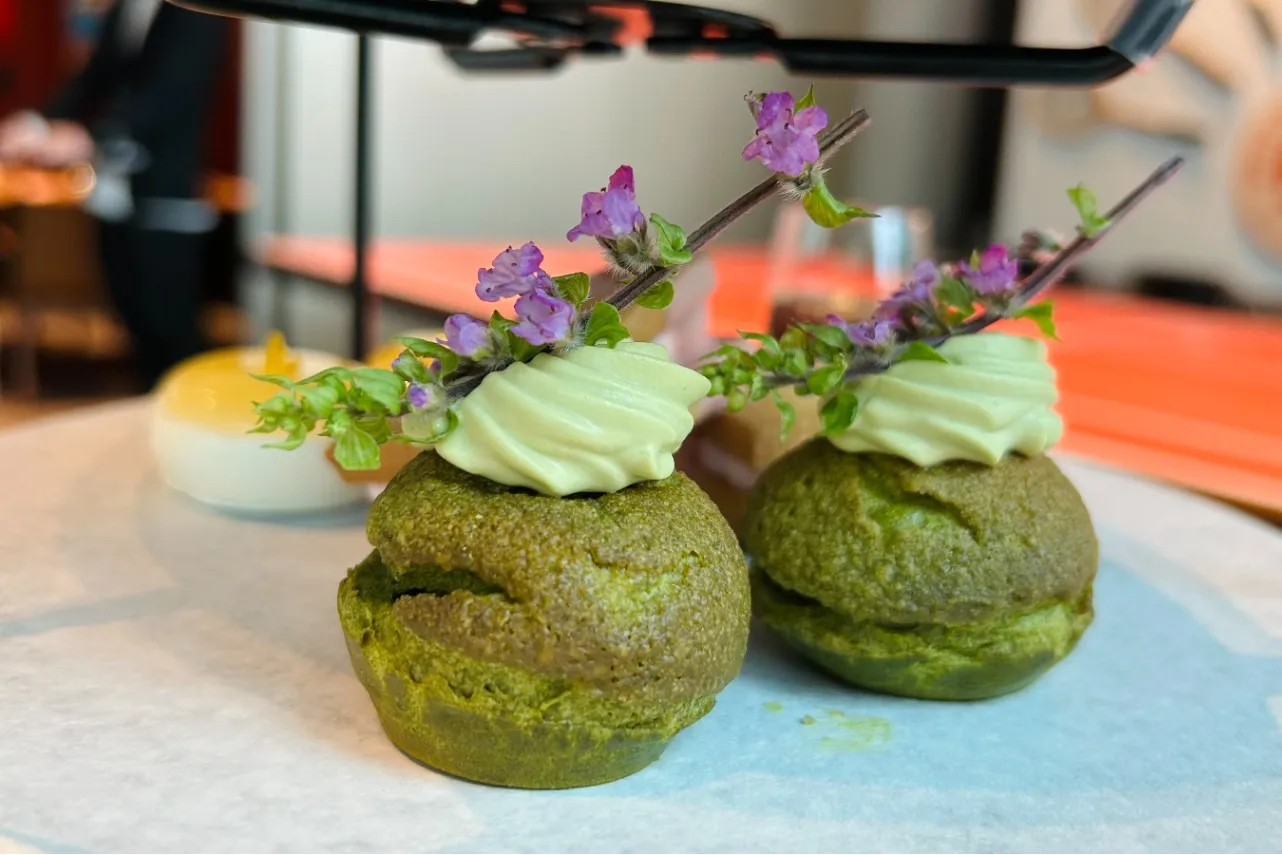 ▲「抹茶のシュークリーム」（撮影：レッツエンジョイ東京編集部）