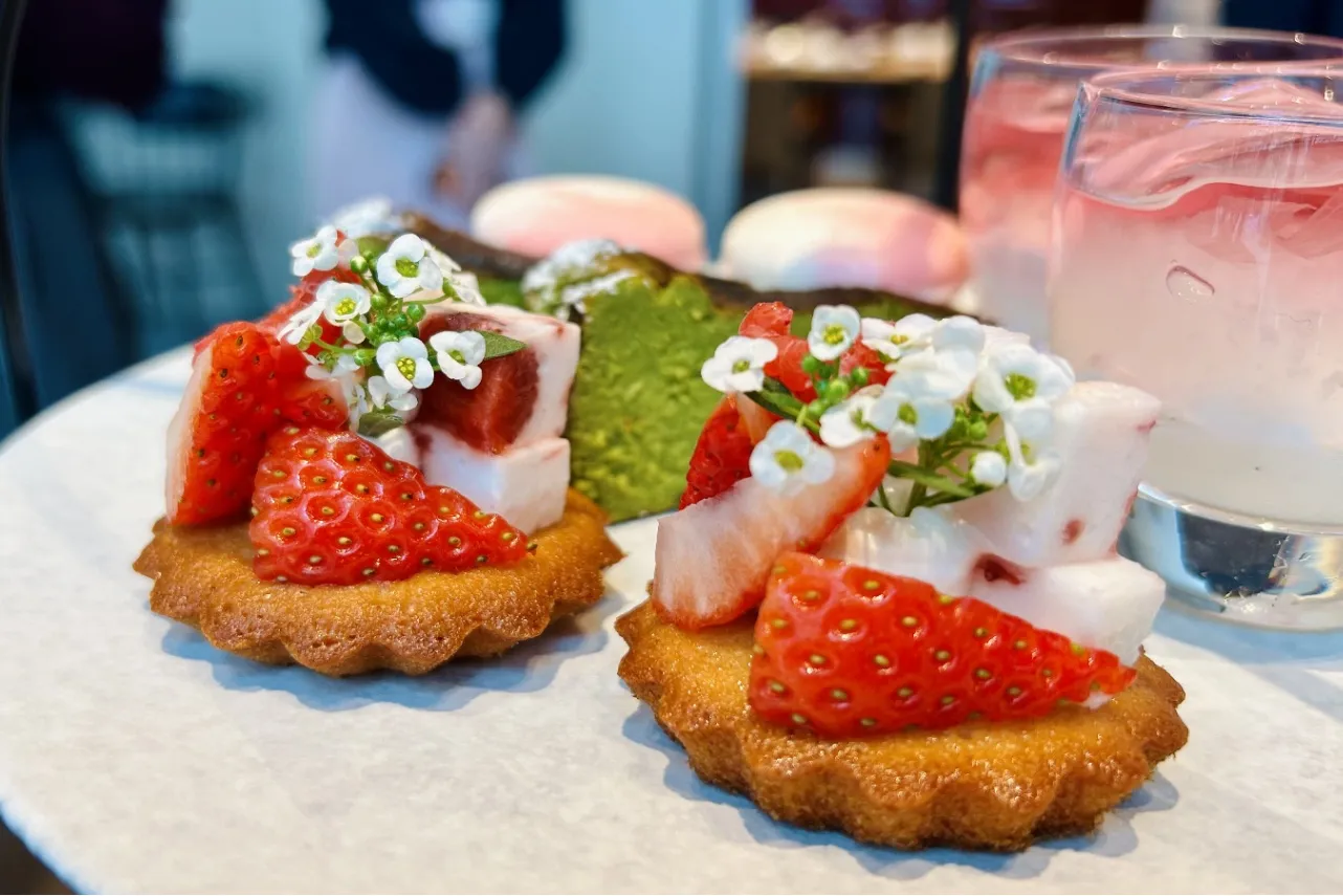 ▲まるで花束のようなデザインがキュートな「桜と苺のタルトレット」（撮影：レッツエンジョイ東京編集部）