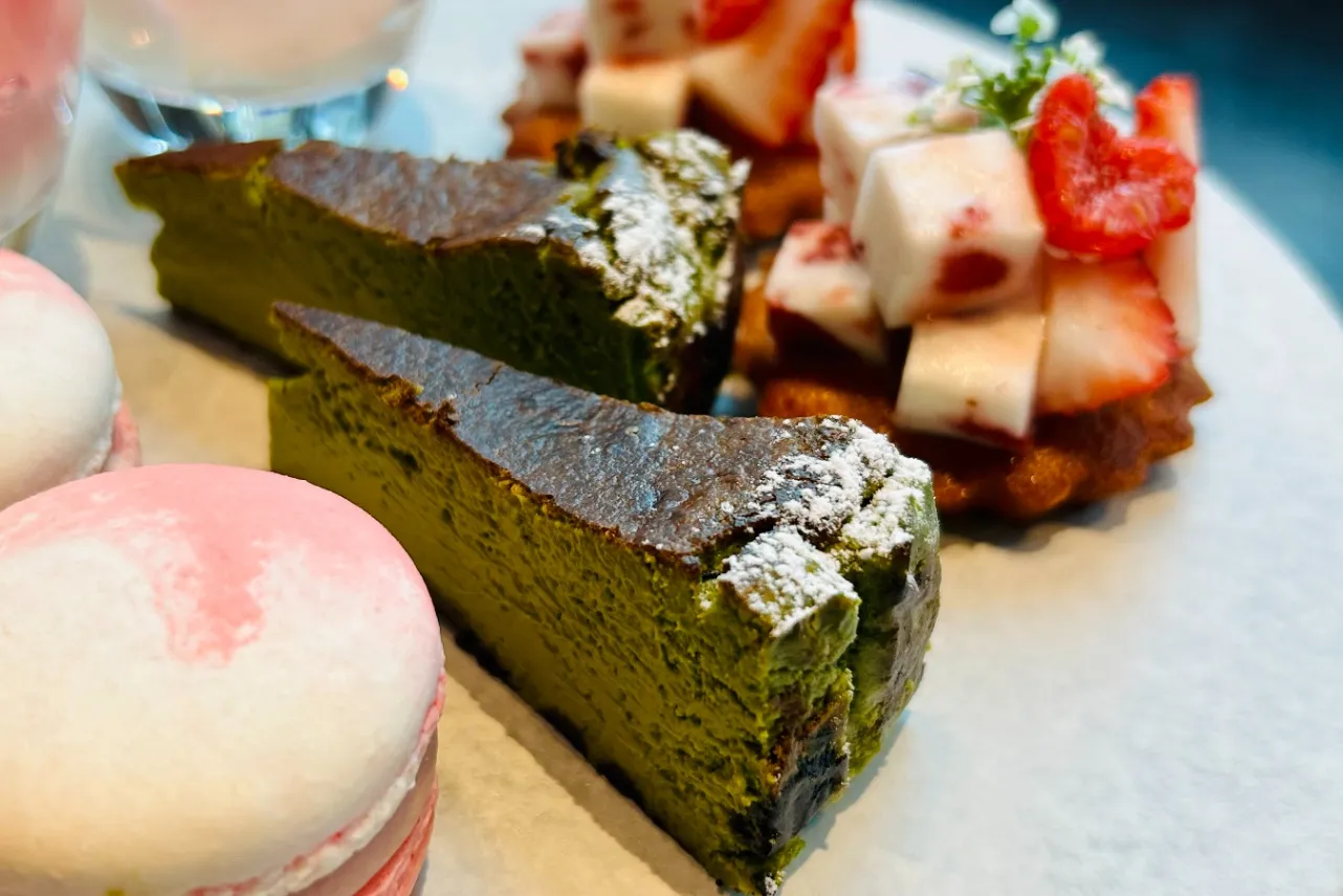 ▲「抹茶のバスクチーズケーキ」（撮影：レッツエンジョイ東京編集部）