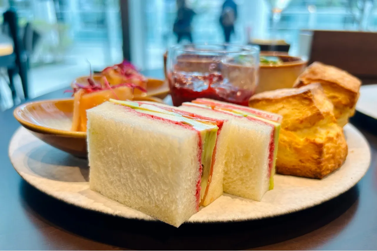 ▲「スモークサーモンのサンドイッチ」（撮影：レッツエンジョイ東京編集部）