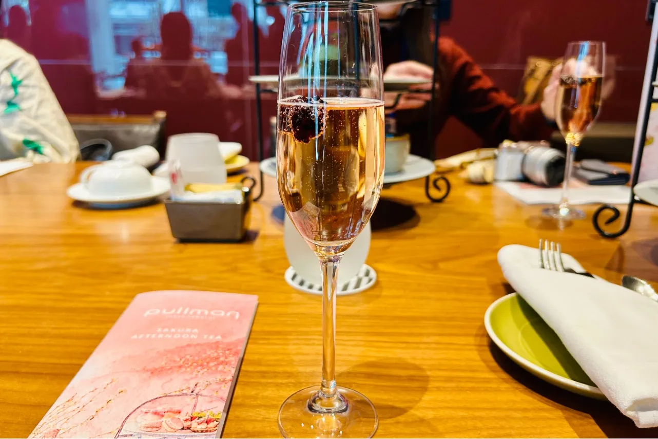 ▲筆者がオーダーしたのはノンアルコールのロゼ（撮影：レッツエンジョイ東京編集部）