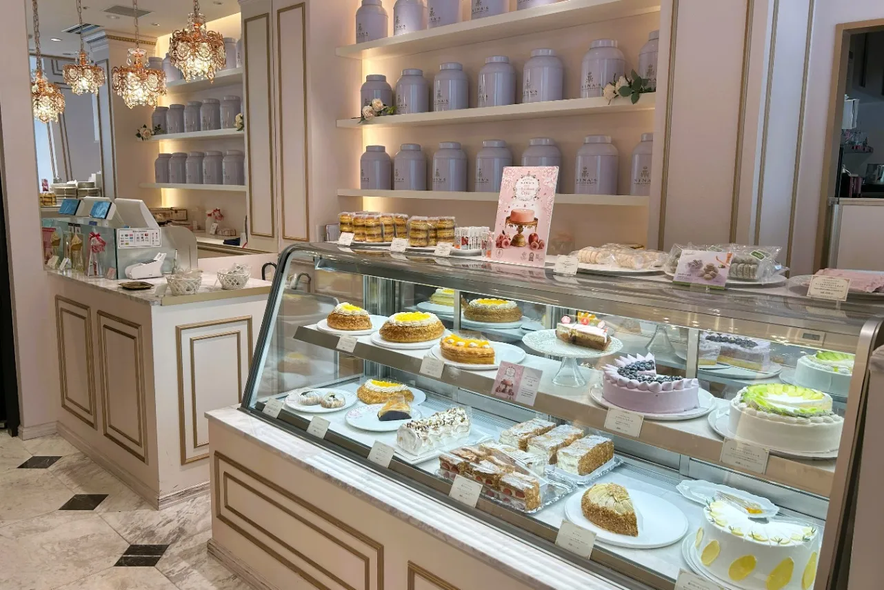 ▲ケーキが並ぶショーケース（撮影：レッツエンジョイ東京編集部）