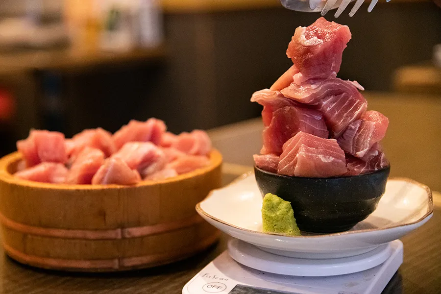 【船堀】100円でマグロ盛り放題！どれだけ盛れるかやってきた