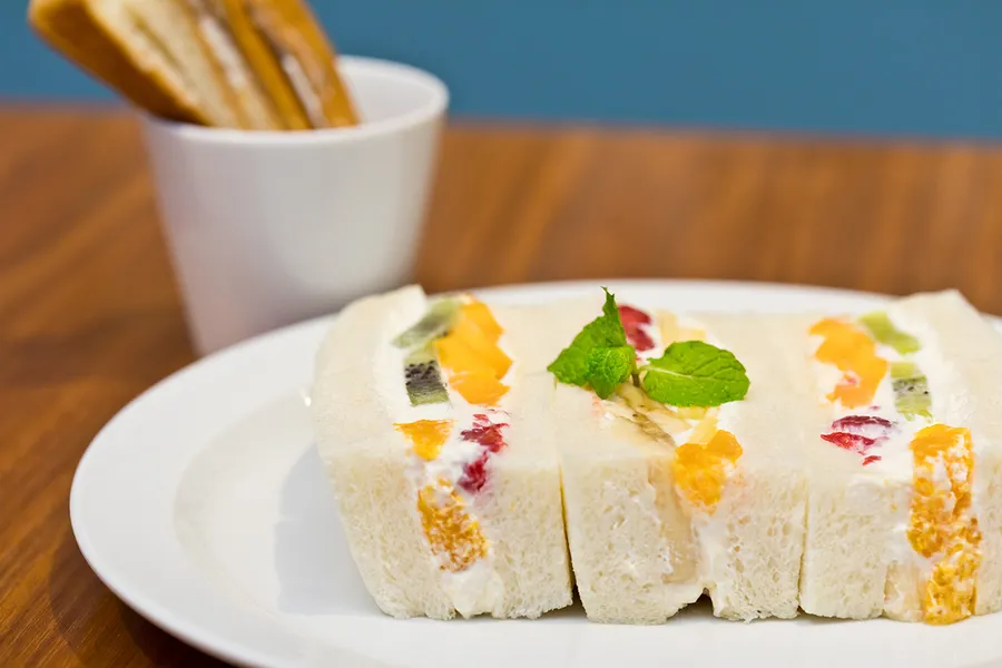 行列ができる食パン専門店の、究極の「フルーツサンド」とは！？パンマニアの人気モデル太鼓判の絶品パン