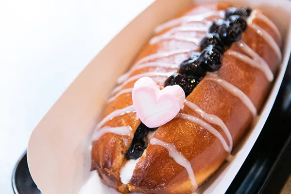 え！タピオカと揚げパン！？モチモチのタピオカを「揚げパン」に挟む斬新スイーツが悪魔級