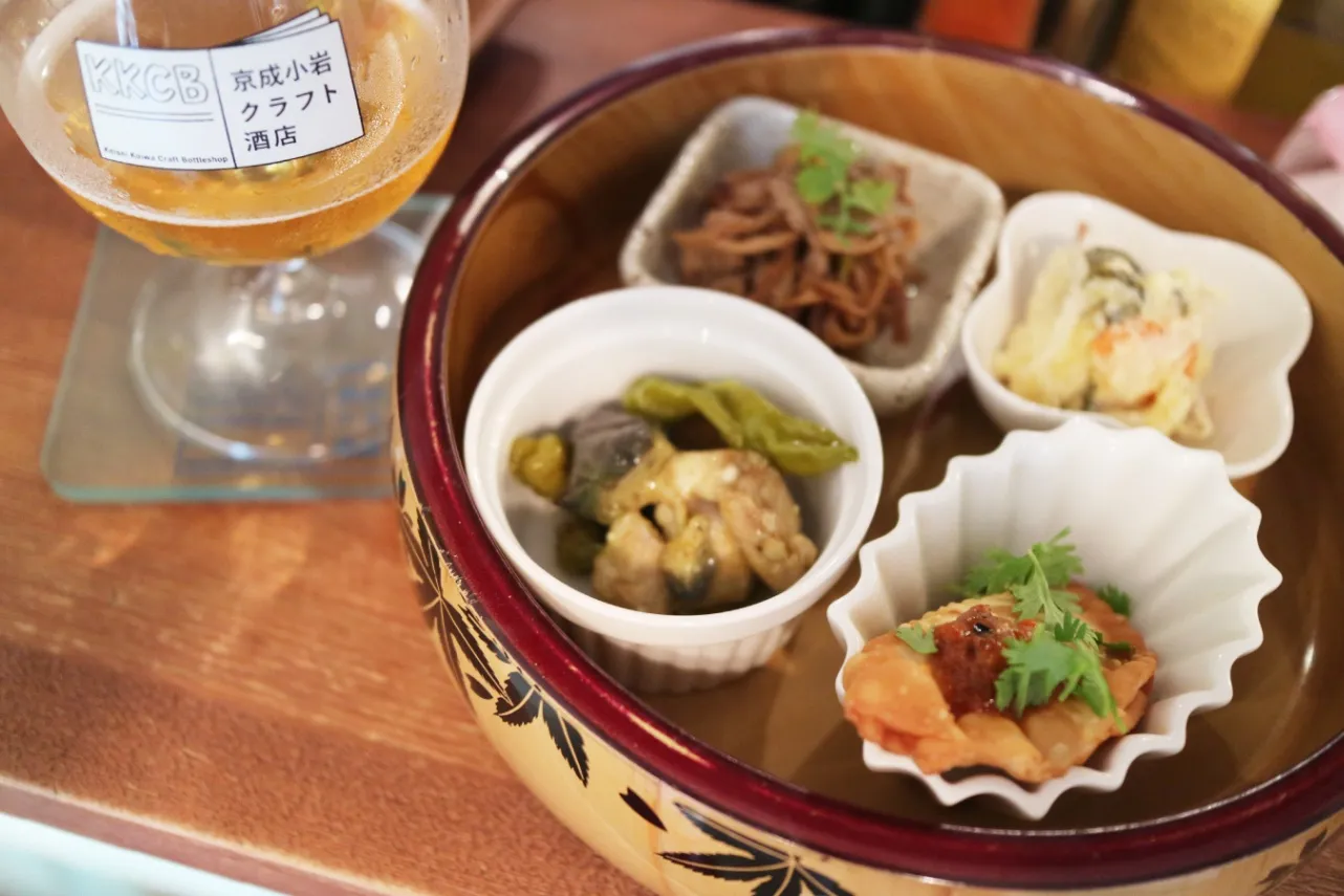 ▲寿司桶に入ったテキトー盛り。自分で小皿料理を選べるセレクト盛りもあります