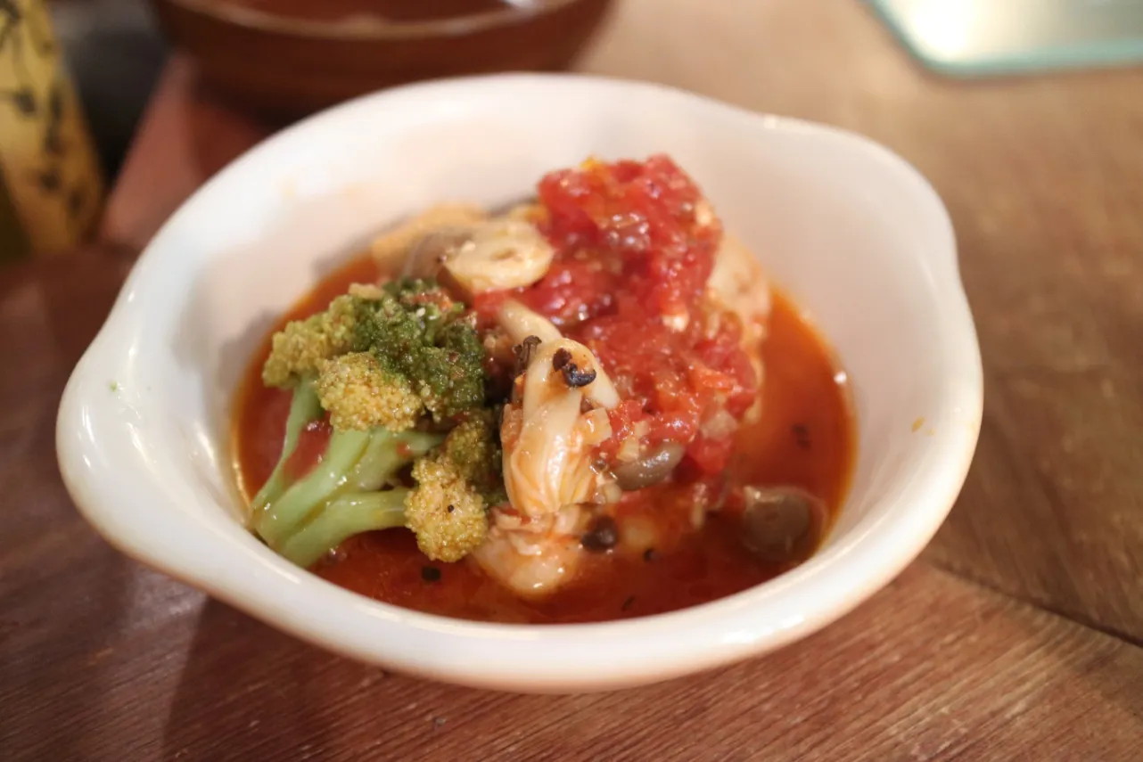 ▲チキンのトマト煮込みはにんにくの風味がアクセント