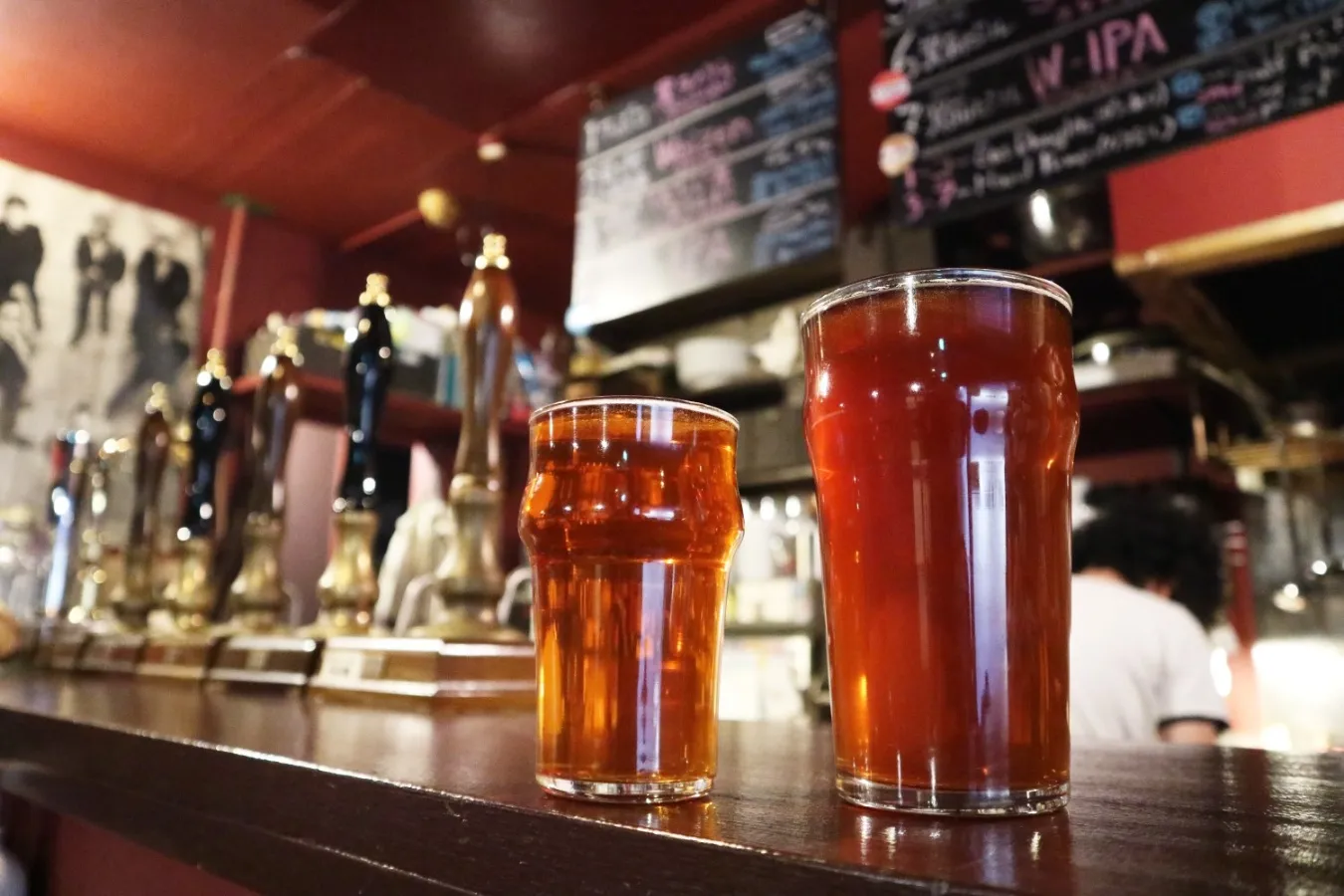 ▲箕面ビール「W-IPA」（写真左、ハーフパイント900円）と反射炉ビヤ「ほうじ茶マイルド」（写真右、パイント1,400円）