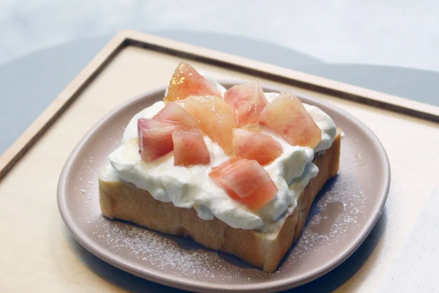 ホイップふわっふわ桃トースト！「まるでケーキ！」みたいな味わいに感動しちゃうよ