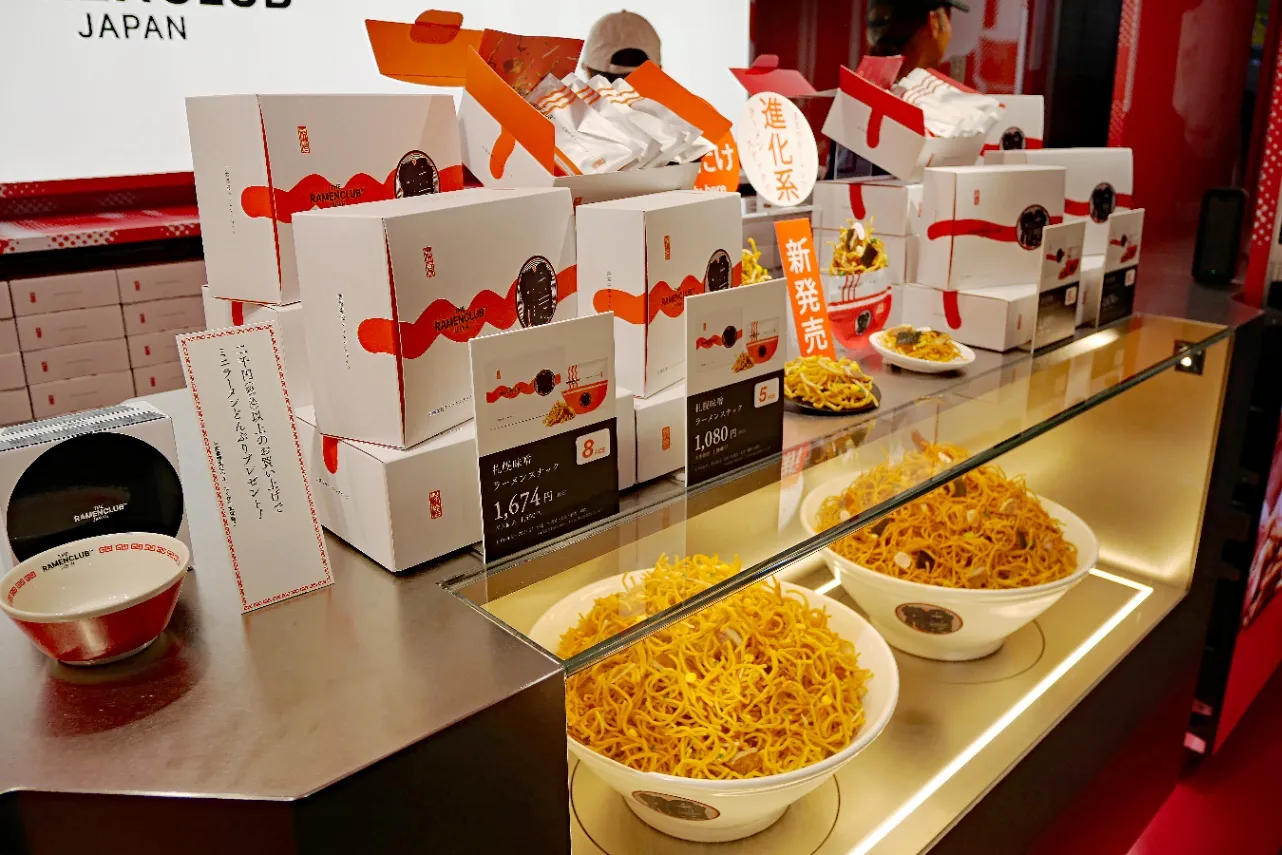▲ショーケースに飾られた、巨大なラーメン丼ぶりのオブジェが目印